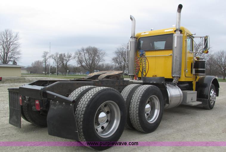 image for item J8978 2003 Peterbilt 379 semi truck