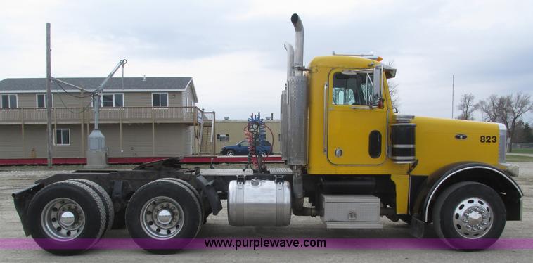 image for item J8978 2003 Peterbilt 379 semi truck