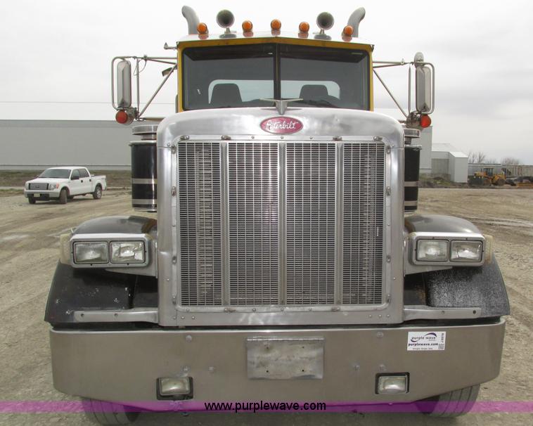 image for item J8978 2003 Peterbilt 379 semi truck