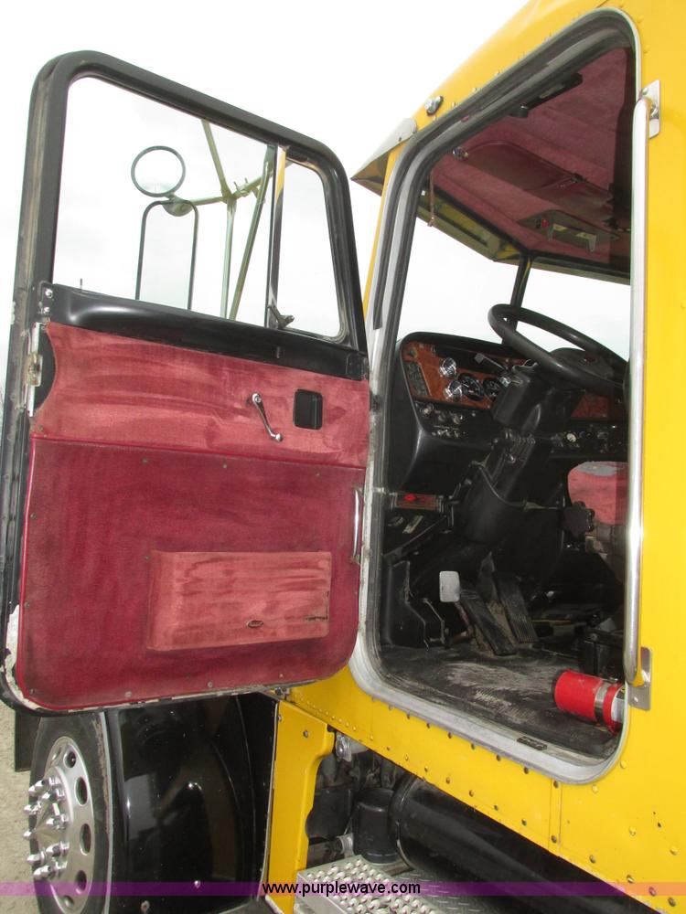 image for item J8978 2003 Peterbilt 379 semi truck