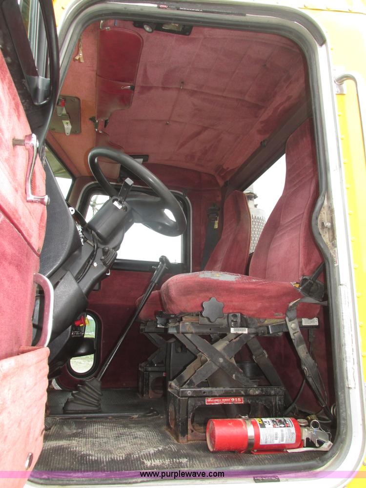 image for item J8978 2003 Peterbilt 379 semi truck