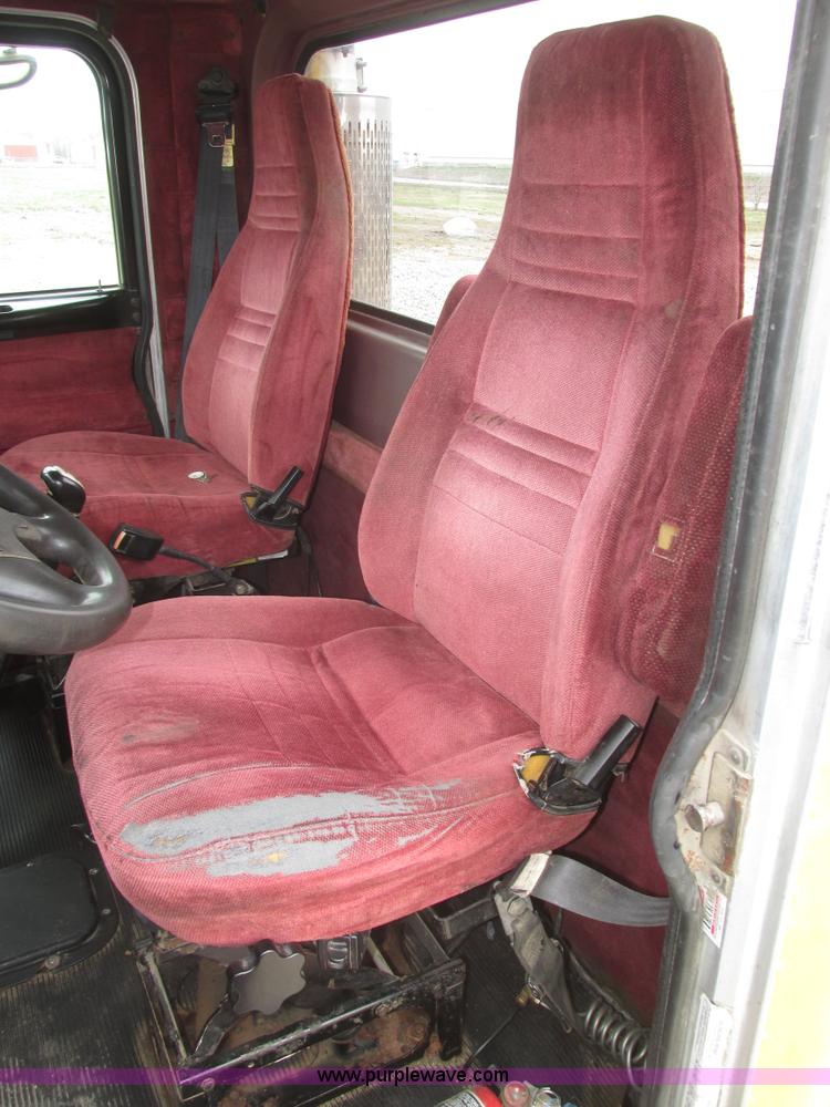 image for item J8978 2003 Peterbilt 379 semi truck