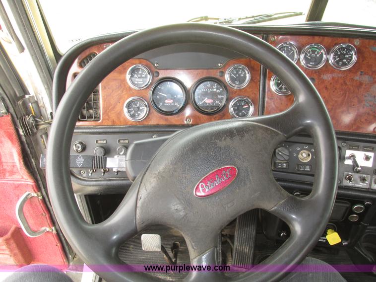 image for item J8978 2003 Peterbilt 379 semi truck