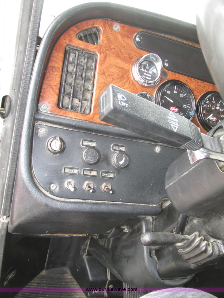 image for item J8978 2003 Peterbilt 379 semi truck