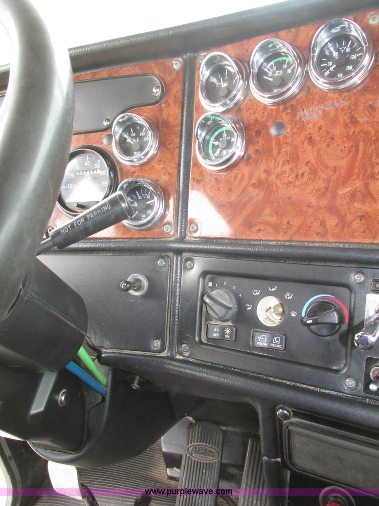 image for item J8978 2003 Peterbilt 379 semi truck