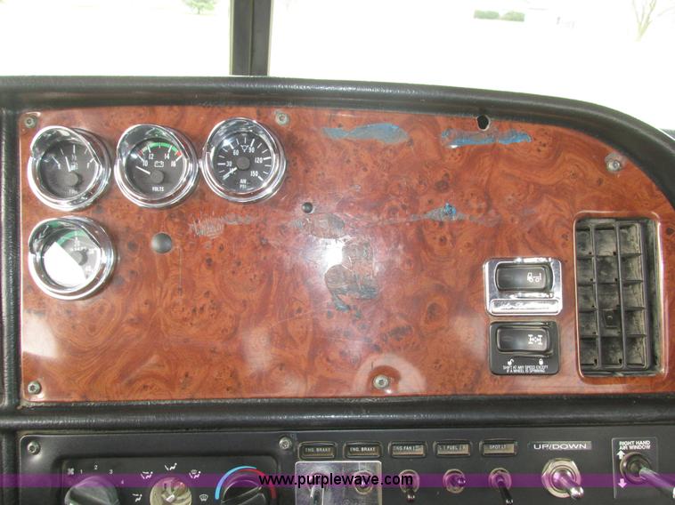 image for item J8978 2003 Peterbilt 379 semi truck