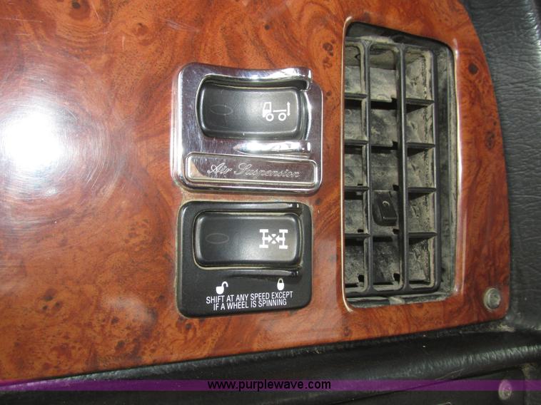 image for item J8978 2003 Peterbilt 379 semi truck