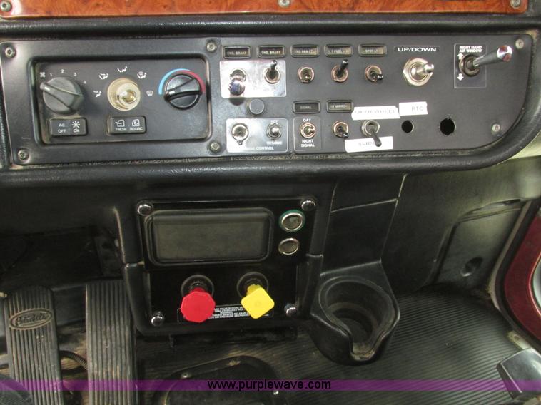 image for item J8978 2003 Peterbilt 379 semi truck