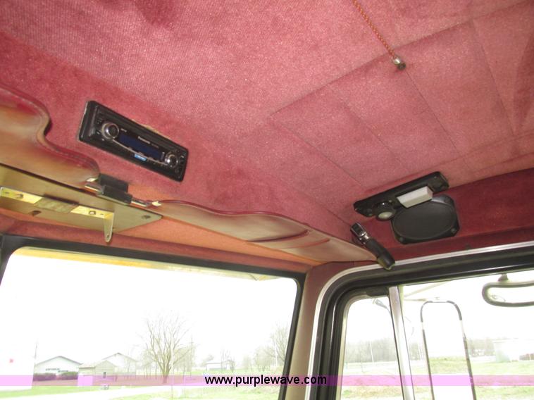 image for item J8978 2003 Peterbilt 379 semi truck