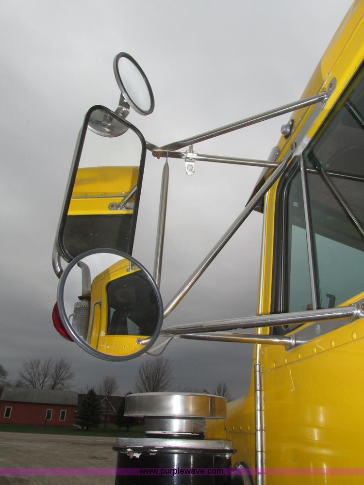 image for item J8978 2003 Peterbilt 379 semi truck