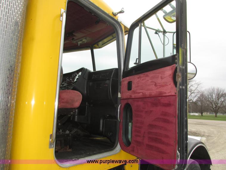 image for item J8978 2003 Peterbilt 379 semi truck