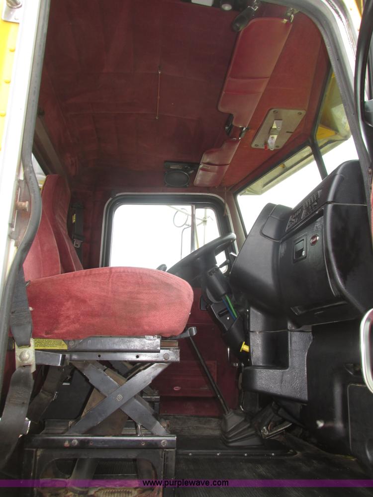 image for item J8978 2003 Peterbilt 379 semi truck