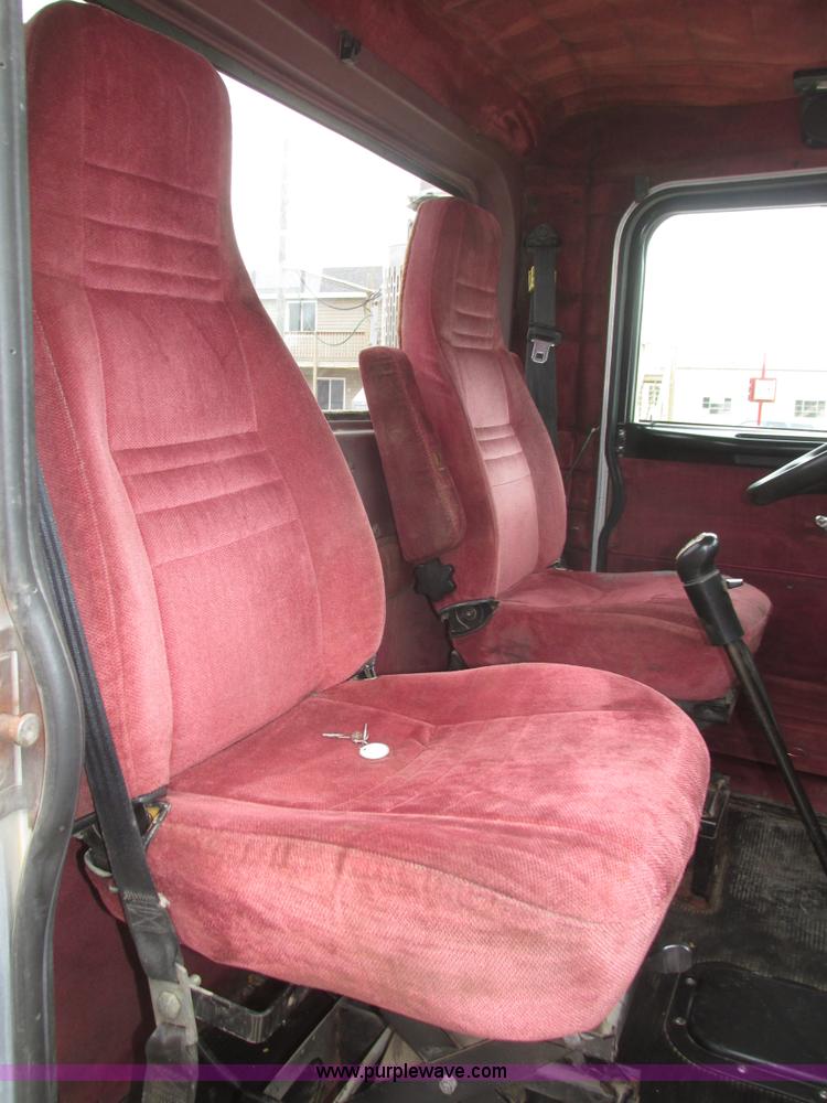 image for item J8978 2003 Peterbilt 379 semi truck