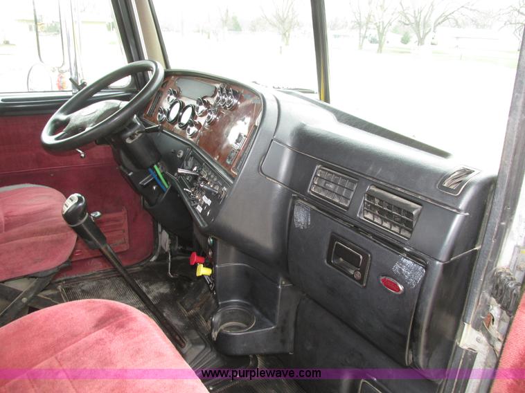 image for item J8978 2003 Peterbilt 379 semi truck