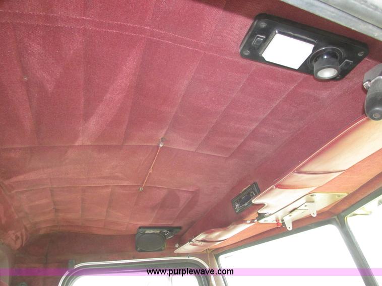 image for item J8978 2003 Peterbilt 379 semi truck