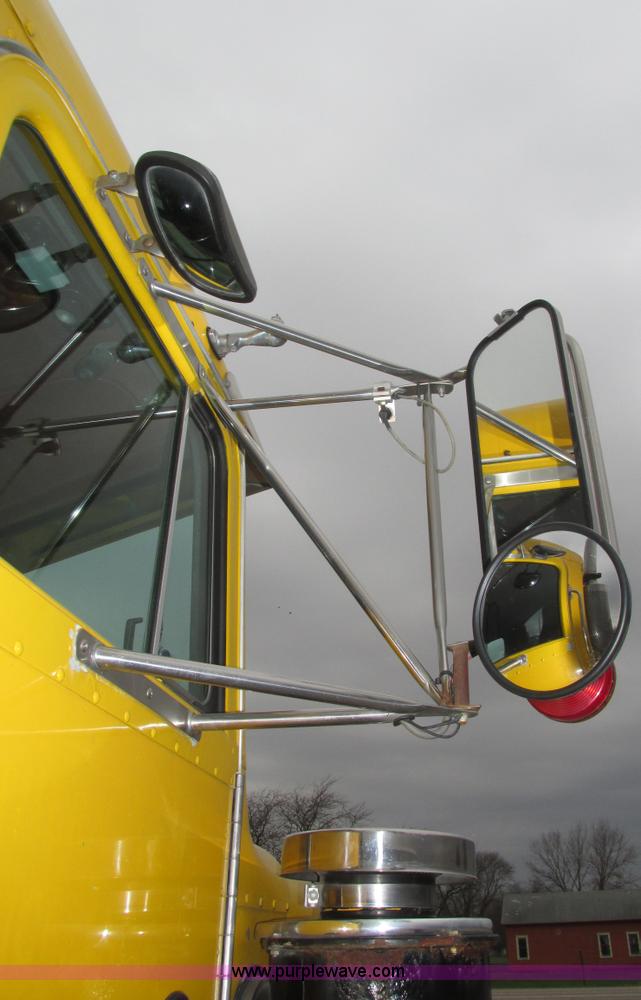 image for item J8978 2003 Peterbilt 379 semi truck