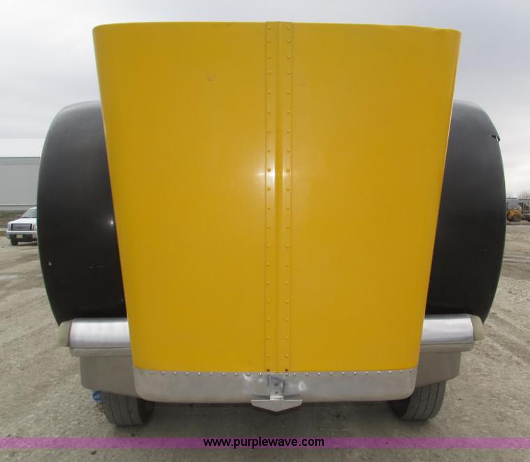 image for item J8978 2003 Peterbilt 379 semi truck