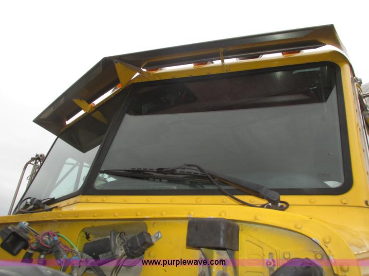 image for item J8978 2003 Peterbilt 379 semi truck