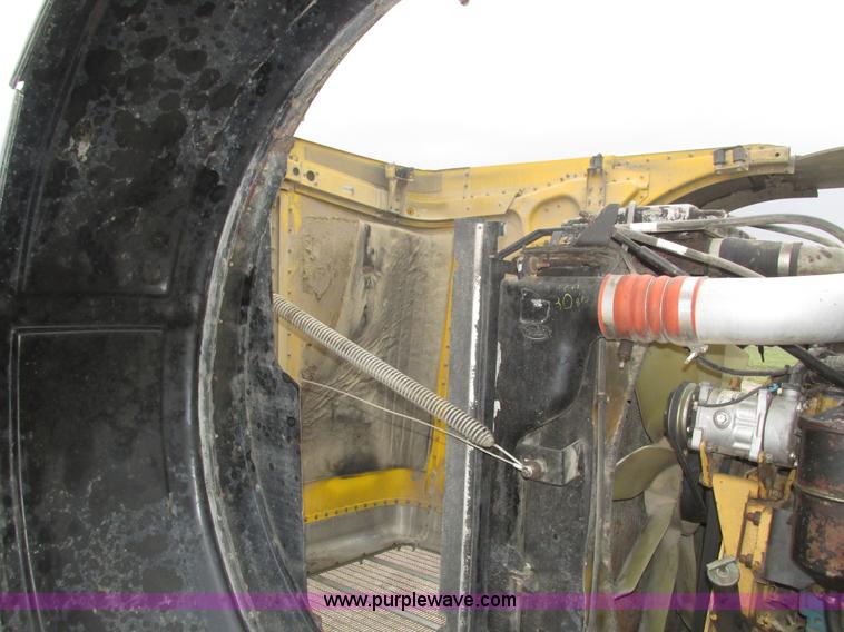 image for item J8978 2003 Peterbilt 379 semi truck