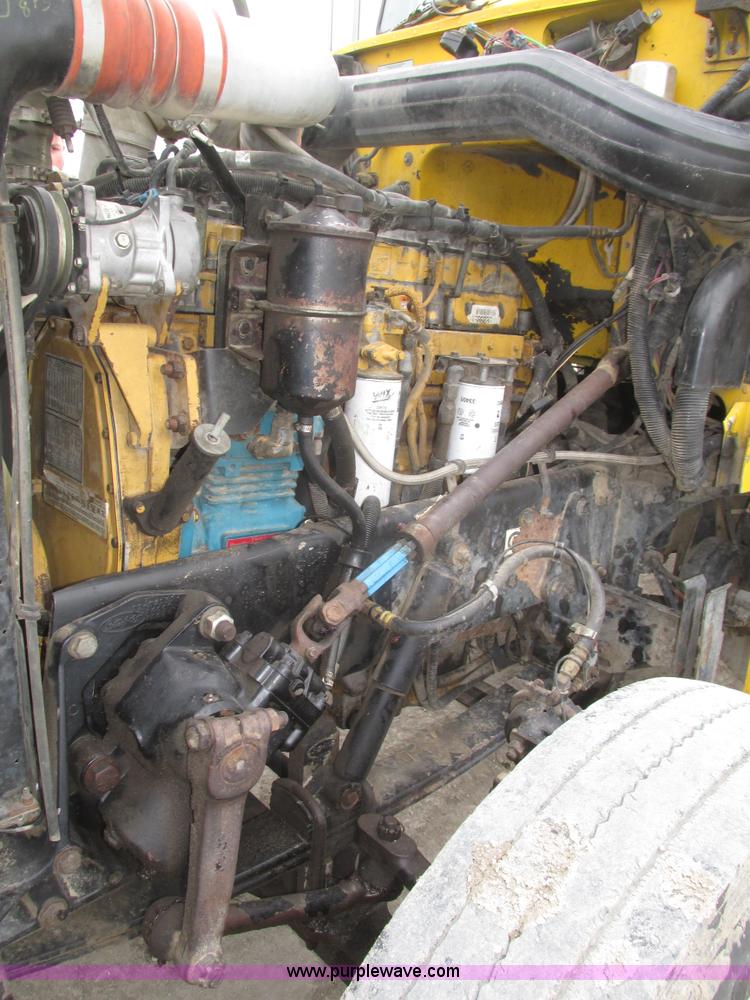 image for item J8978 2003 Peterbilt 379 semi truck