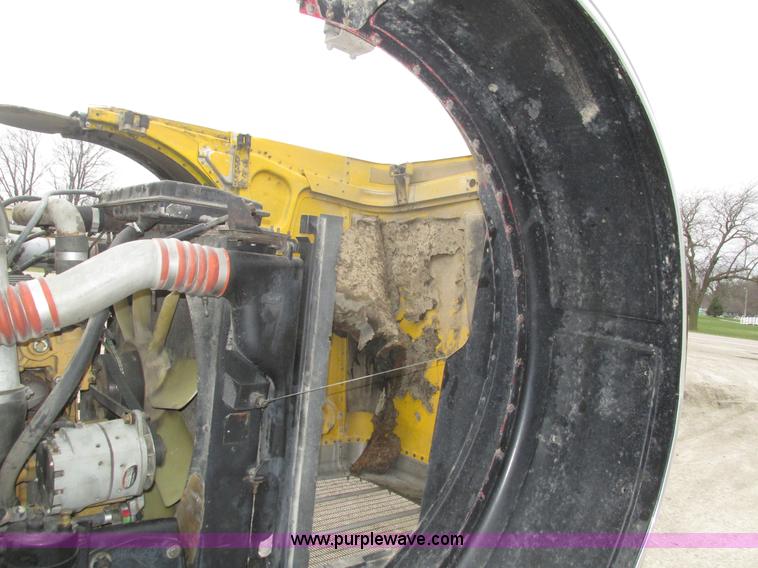 image for item J8978 2003 Peterbilt 379 semi truck