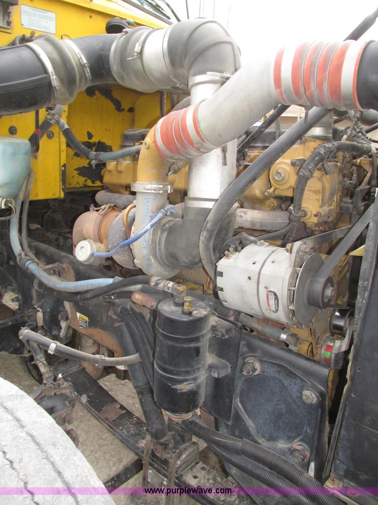 image for item J8978 2003 Peterbilt 379 semi truck