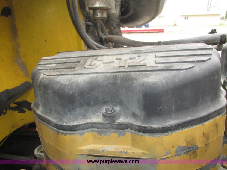 image for item J8978 2003 Peterbilt 379 semi truck