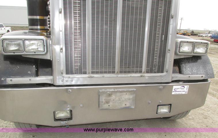 image for item J8978 2003 Peterbilt 379 semi truck