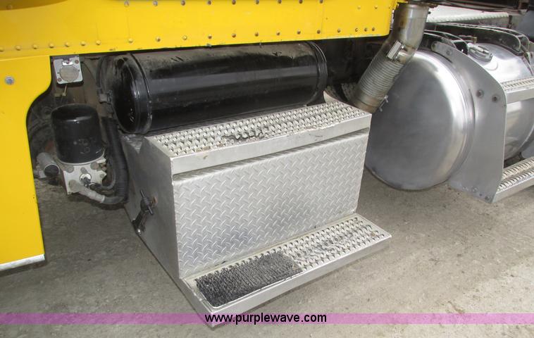 image for item J8978 2003 Peterbilt 379 semi truck