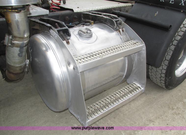 image for item J8978 2003 Peterbilt 379 semi truck