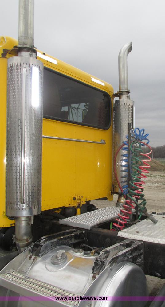 image for item J8978 2003 Peterbilt 379 semi truck