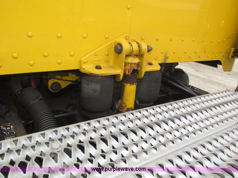 image for item J8978 2003 Peterbilt 379 semi truck