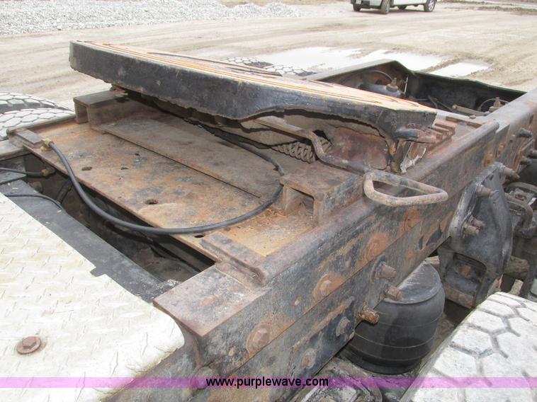 image for item J8978 2003 Peterbilt 379 semi truck