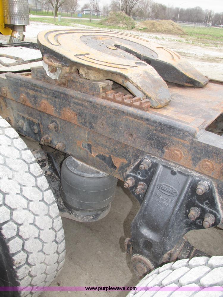 image for item J8978 2003 Peterbilt 379 semi truck