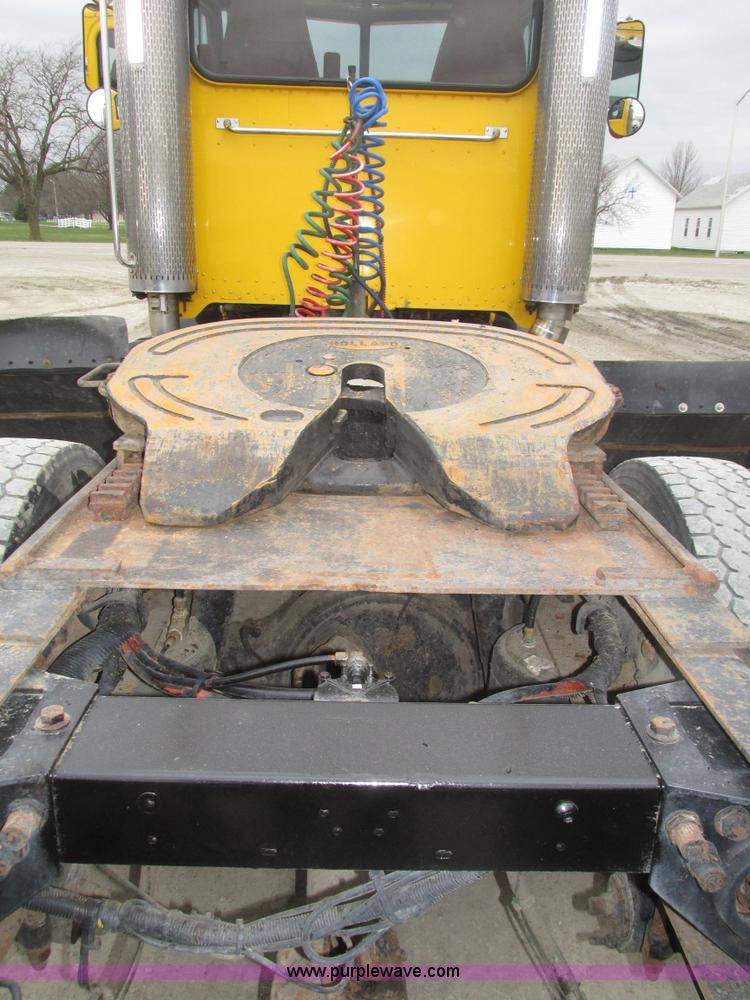 image for item J8978 2003 Peterbilt 379 semi truck