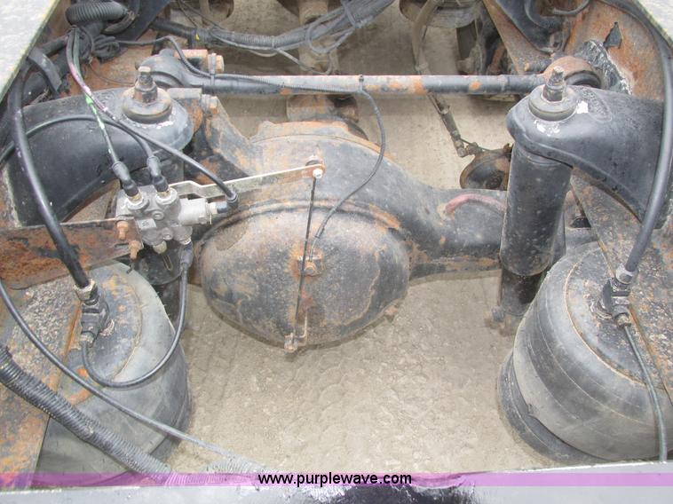 image for item J8978 2003 Peterbilt 379 semi truck