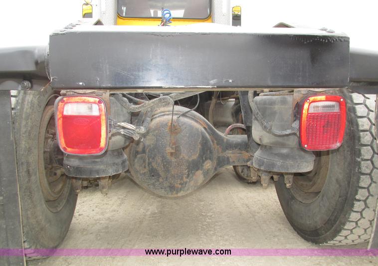 image for item J8978 2003 Peterbilt 379 semi truck