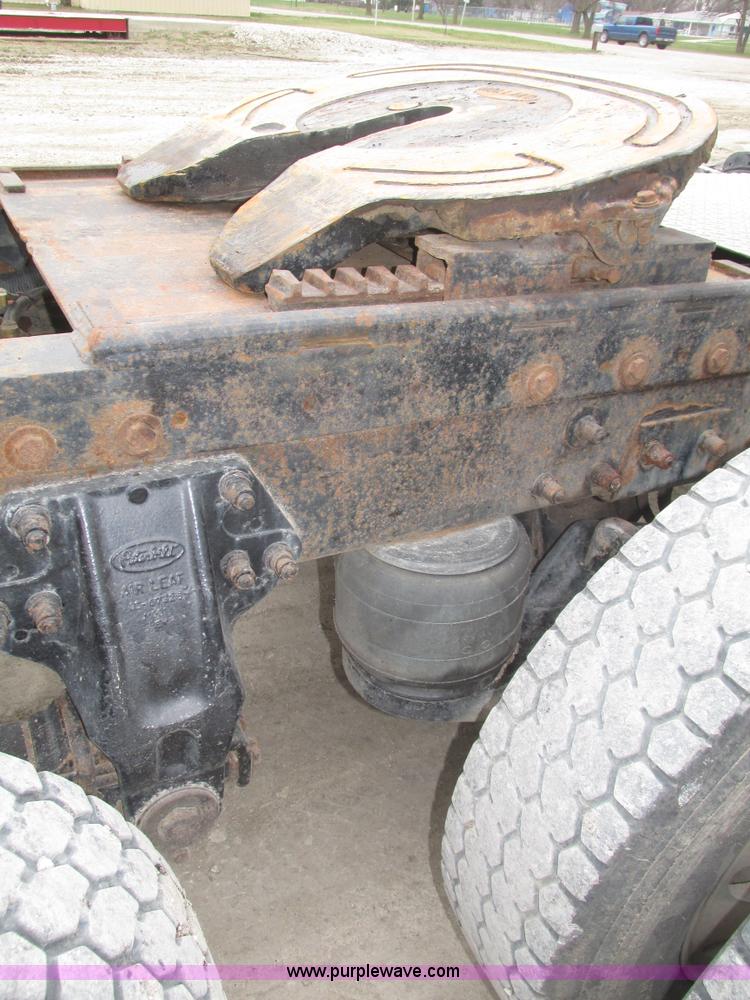 image for item J8978 2003 Peterbilt 379 semi truck