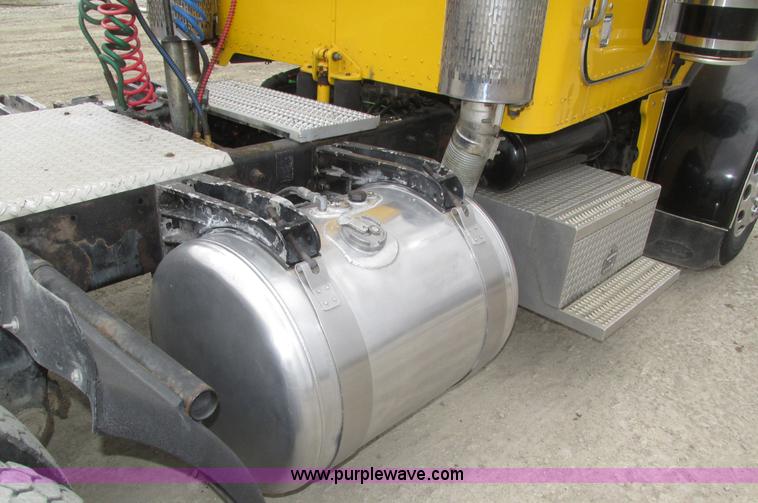 image for item J8978 2003 Peterbilt 379 semi truck