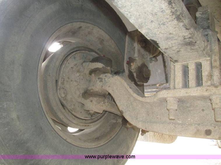 image for item J8978 2003 Peterbilt 379 semi truck