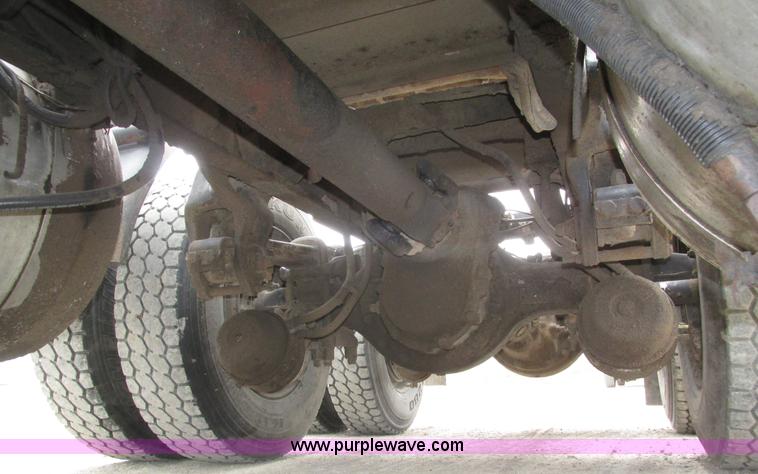 image for item J8978 2003 Peterbilt 379 semi truck