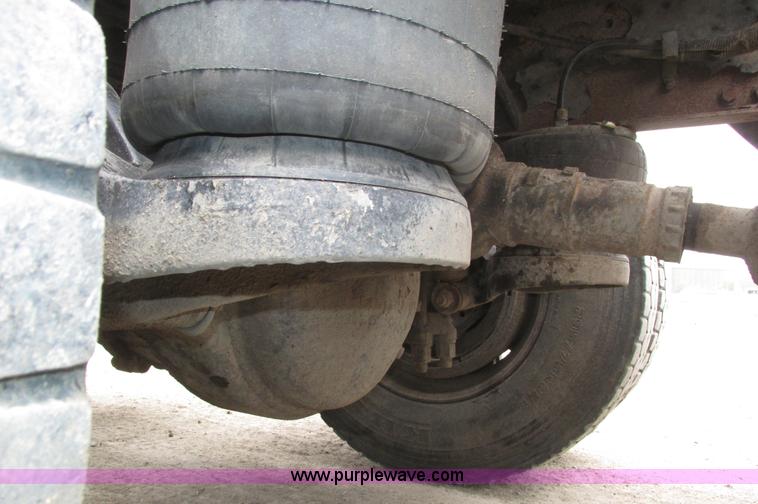 image for item J8978 2003 Peterbilt 379 semi truck