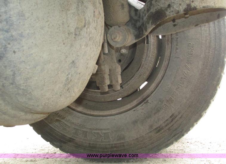 image for item J8978 2003 Peterbilt 379 semi truck