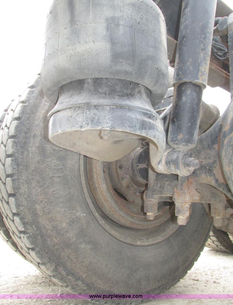 image for item J8978 2003 Peterbilt 379 semi truck