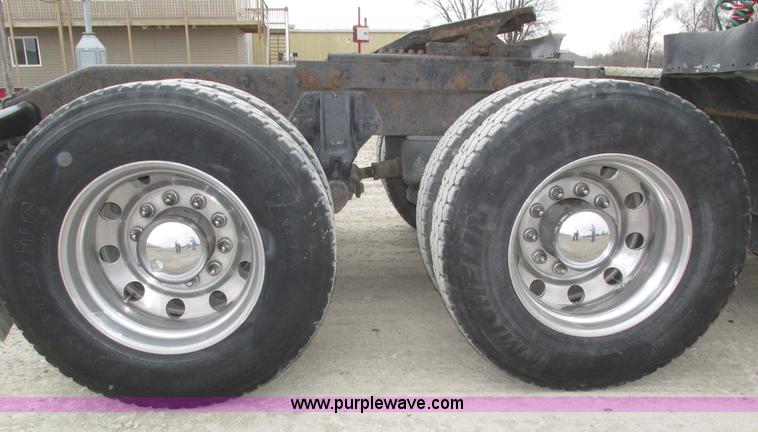 image for item J8978 2003 Peterbilt 379 semi truck