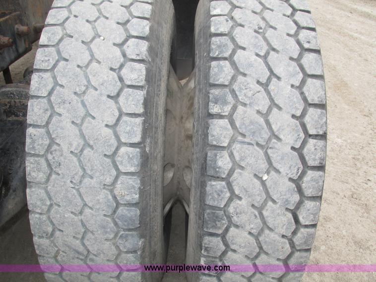 image for item J8978 2003 Peterbilt 379 semi truck