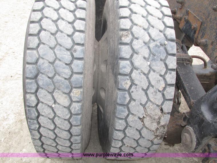 image for item J8978 2003 Peterbilt 379 semi truck