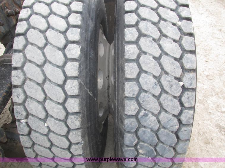 image for item J8978 2003 Peterbilt 379 semi truck