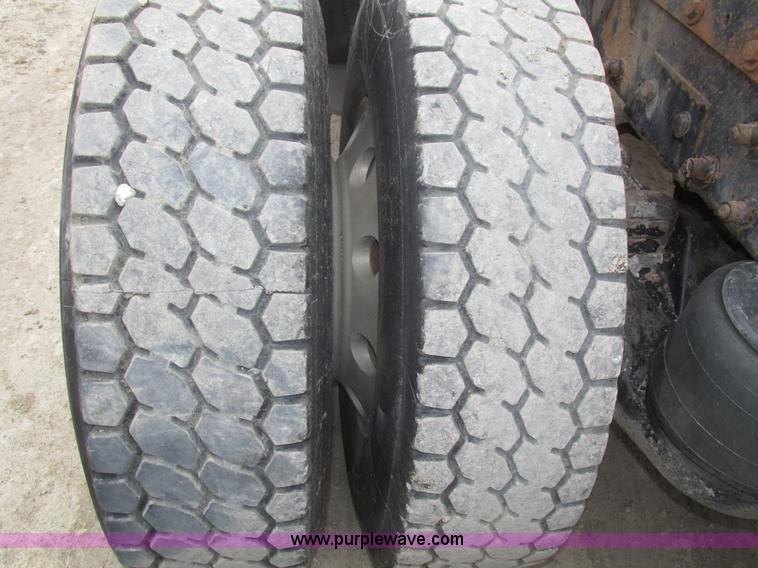 image for item J8978 2003 Peterbilt 379 semi truck