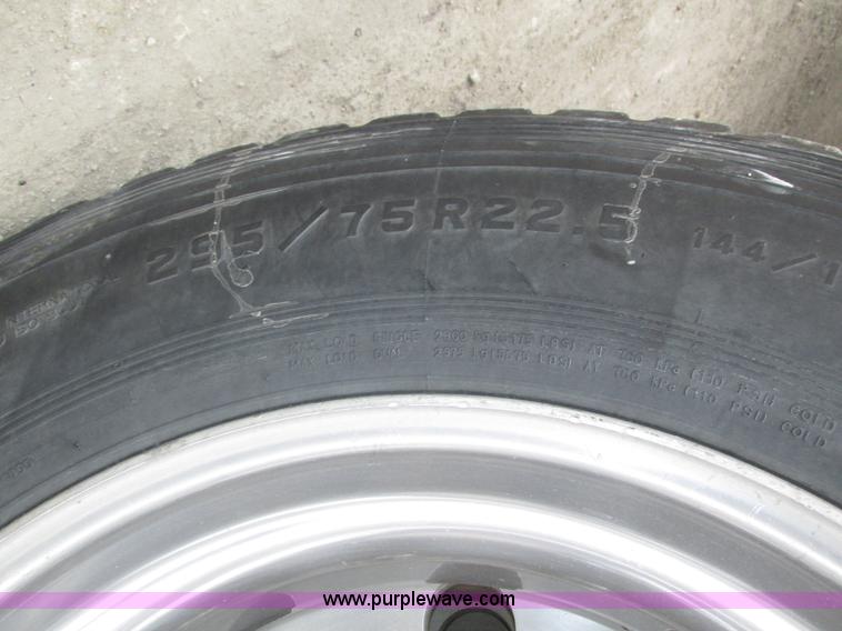 image for item J8978 2003 Peterbilt 379 semi truck